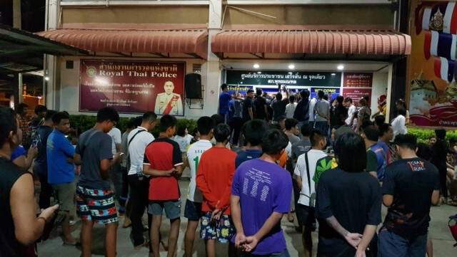 ประชาชนร่วม 300 คนแห่รอดูหน้า "หนุ่มแว่นหัวร้อน"