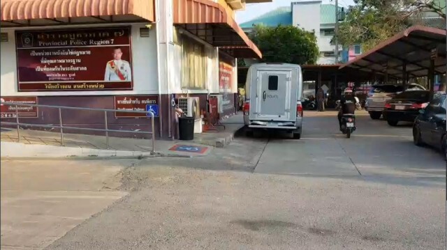 ไร้ประชาชนเฝ้าหน้าโรงพักรอส่ง หนุ่มแว่นหัวร้อน ไปศาล