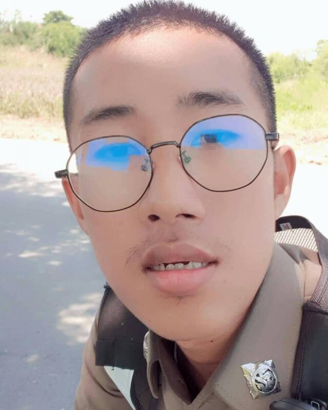 ตำรวจที่ใส่แว่นในเครื่องแบบ แค่คนหน้าคล้าย "หนุ่มแว่นหัวร้อน"