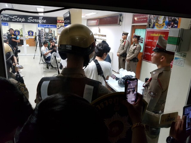 ประชาชนร่วม 300 คนแห่รอดูหน้า "หนุ่มแว่นหัวร้อน"