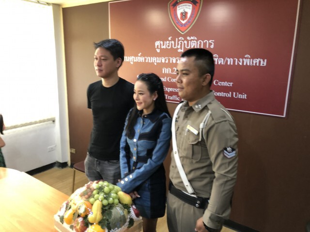 "หนิง ปณิตา" ควงสามี ยอมรับผิด มอบกระเช้า - ขอโทษ ส.ต.ท.