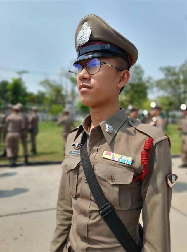 ตำรวจที่ใส่แว่นในเครื่องแบบ แค่คนหน้าคล้าย "หนุ่มแว่นหัวร้อน"