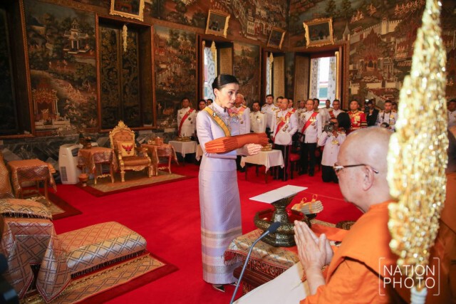ในหลวง โปรดเกล้าฯ พระราชินีเสด็จฯแทนพระองค์ ถวายผ้าพระกฐิน ณ วัดอรุณราชวราราม