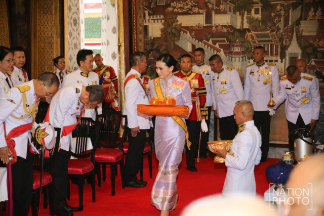 ในหลวง โปรดเกล้าฯ พระราชินีเสด็จฯแทนพระองค์ ถวายผ้าพระกฐิน ณ วัดอรุณราชวราราม