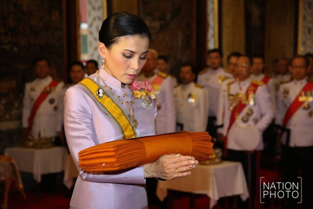 ในหลวง โปรดเกล้าฯ พระราชินีเสด็จฯแทนพระองค์ ถวายผ้าพระกฐิน ณ วัดอรุณราชวราราม