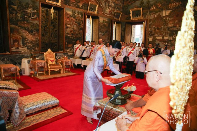 ในหลวง โปรดเกล้าฯ พระราชินีเสด็จฯแทนพระองค์ ถวายผ้าพระกฐิน ณ วัดอรุณราชวราราม