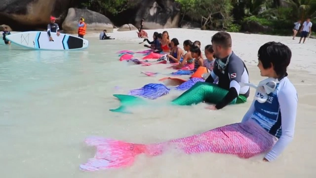 "เงือกน้อย" ดำน้ำเก็บขยะใต้ทะเลสิมิลัน