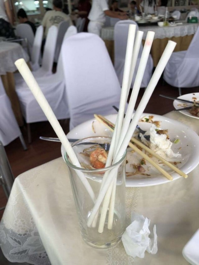 โซเชียลแฉยับ! เตือนคนไปร้านอาหารระวังโดนเอาหลอดใช้เเล้วมาให้