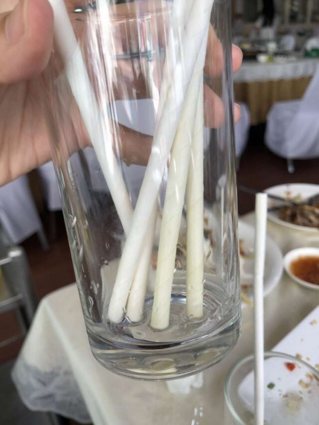 โซเชียลแฉยับ! เตือนคนไปร้านอาหารระวังโดนเอาหลอดใช้เเล้วมาให้