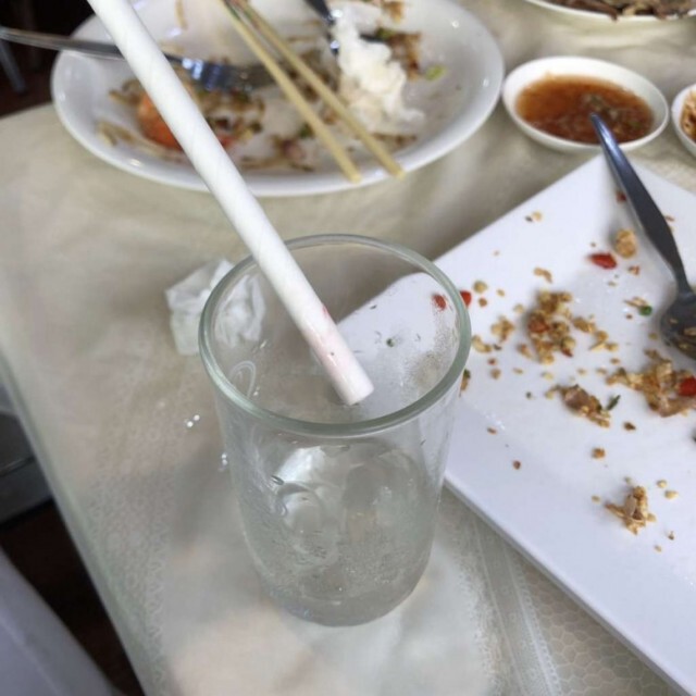 โซเชียลแฉยับ! เตือนคนไปร้านอาหารระวังโดนเอาหลอดใช้เเล้วมาให้