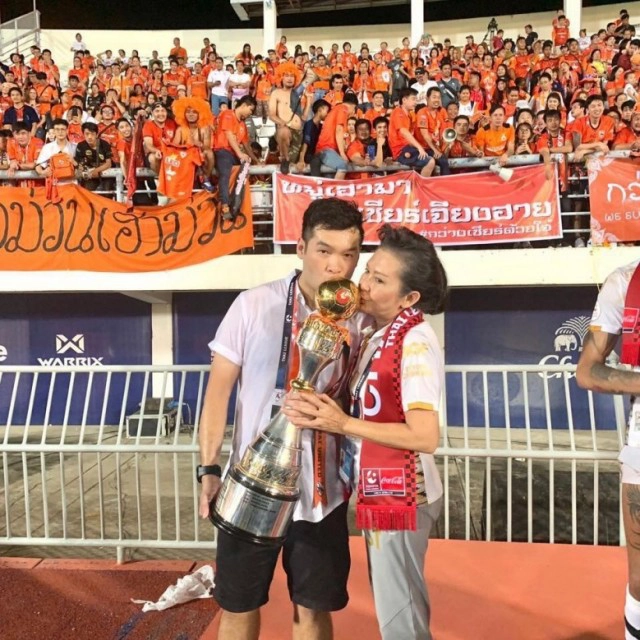 ลูกหนังการเมือง! พลพรรค "ทักษิณ" คว่ำ "เนวิน-ทีมขั้วรัฐบาล" คว้าแชมป์ไทยลีก