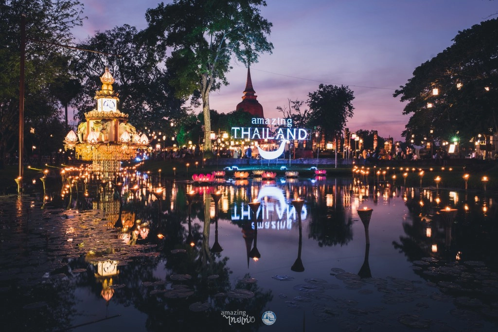 งานประเพณีลอยกระทง เผาเทียน เล่นไฟ จ.สุโขทัย ประจำปี 2562 ในวันที่ 2-11 พ.ย. ณ อุทยานประวัติศาสตร์