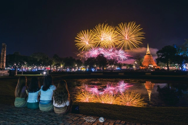 งานประเพณีลอยกระทง เผาเทียน เล่นไฟ จ.สุโขทัย ประจำปี 2562 ในวันที่ 2-11 พ.ย. ณ อุทยานประวัติศาสตร์