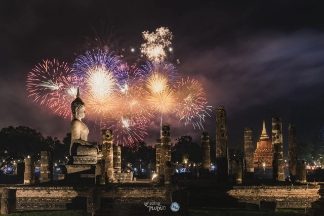 งานประเพณีลอยกระทง เผาเทียน เล่นไฟ จ.สุโขทัย ประจำปี 2562 ในวันที่ 2-11 พ.ย. ณ อุทยานประวัติศาสตร์