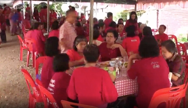 สุดแปลก! "งานศพคุณทวด 102 ปี" ใส่ชุดแดงทั้งงาน