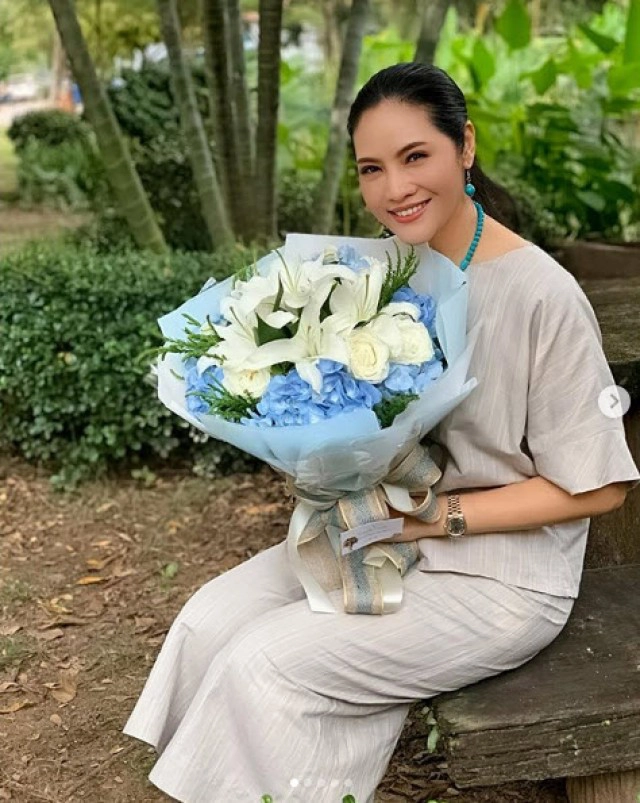 "อรอนงค์ ปัญญาวงศ์" โลกสีชมพูพร้อมอวดดอกไม้ช่อใหญ่