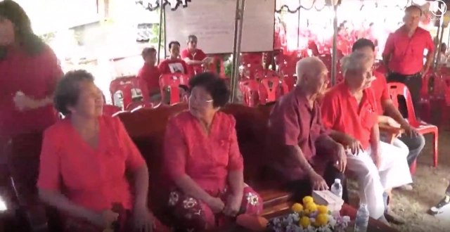 สุดแปลก! "งานศพคุณทวด 102 ปี" ใส่ชุดแดงทั้งงาน