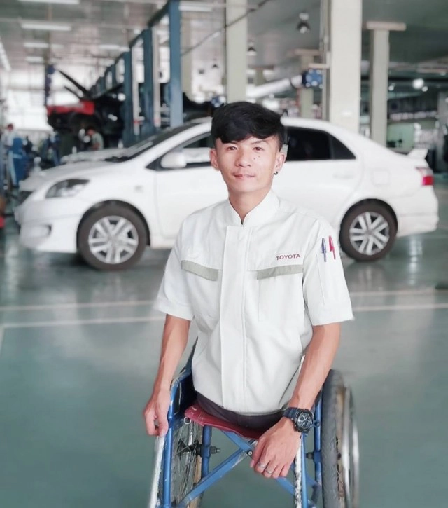 น้องชาตรี หนุ่มพิการมีเพียงครึ่งร่าง ยิ้มออกได้ที่ฝึกงานสมใจ
