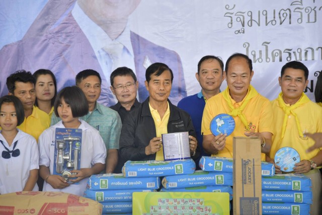 "ถาวร" จัดกิจกรรม จิตอาสาซ่อมแซมฟื้นฟูโรงเรียน จ.อุบลฯ หลังน้ำลด