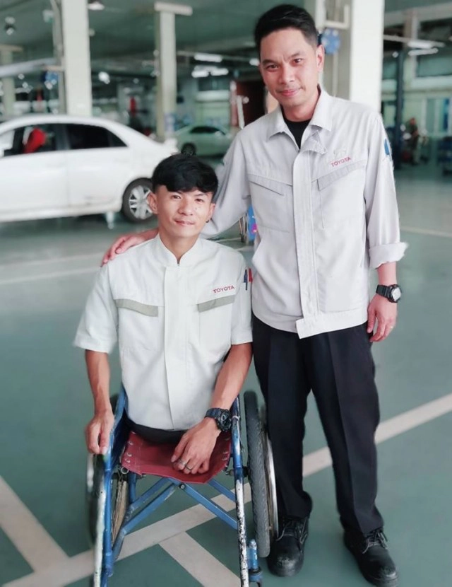 น้องชาตรี หนุ่มพิการมีเพียงครึ่งร่าง ยิ้มออกได้ที่ฝึกงานสมใจ