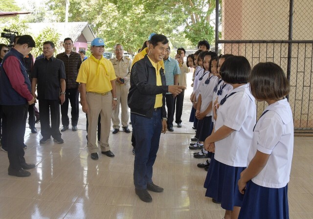 "ถาวร" จัดกิจกรรม จิตอาสาซ่อมแซมฟื้นฟูโรงเรียน จ.อุบลฯ หลังน้ำลด