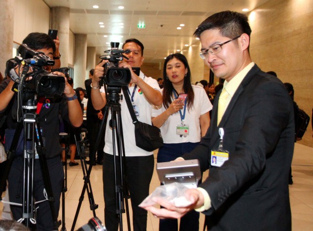 "ชวน" สั่งสอบ "มงคลกิตติ์" พกสารทำระเบิดเข้าสภา