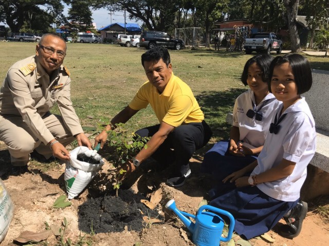 "ถาวร" จัดกิจกรรม จิตอาสาซ่อมแซมฟื้นฟูโรงเรียน จ.อุบลฯ หลังน้ำลด