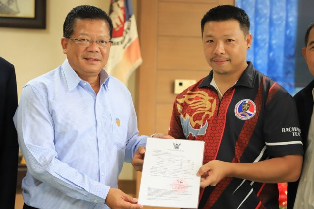 ผวจ.ระนอง มอบคืนใบอนุญาตประกอบประมงพาณิชย์