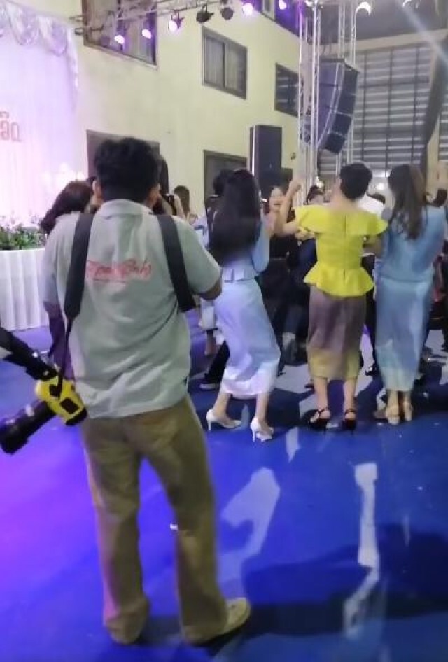 โซเชียลเเชร์ภาพ! ช่างภาพสายลังเล..ใจหนึ่งอยากทำงานเเต่อีกใจเอวมันพาไป