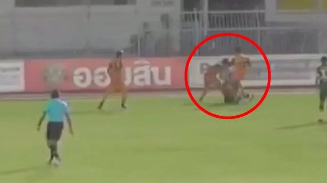 ยกเลิกแล้ว สัญญานักเตะแข้งโหดวัดโบสถ์ ซิตี้ หลังเข้าบอลใส่เพื่อนร่วมอาชีพเลือดคั่ง