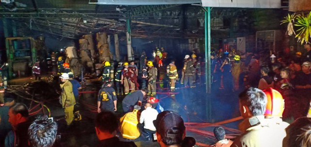 ระทึก! ไฟไหม้โรงงานผลิตบรรจุภัณฑ์กระดาษขนาดใหญ่