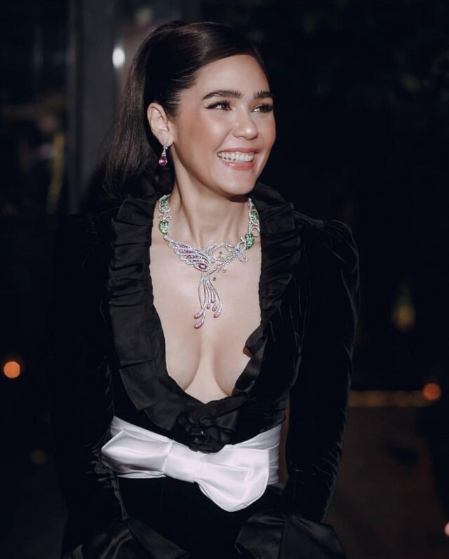 เผยภาพลุคสุดปัง "ชมพู่ อารยา" ร่วมงานดินเนอร์อลังการ