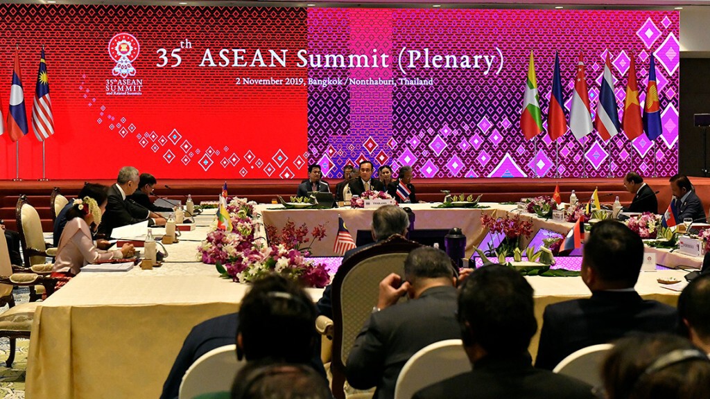 การประชุมสุดยอดอาเซียน ครั้งที่ 35 แบบเต็มคณะ (Plenary)