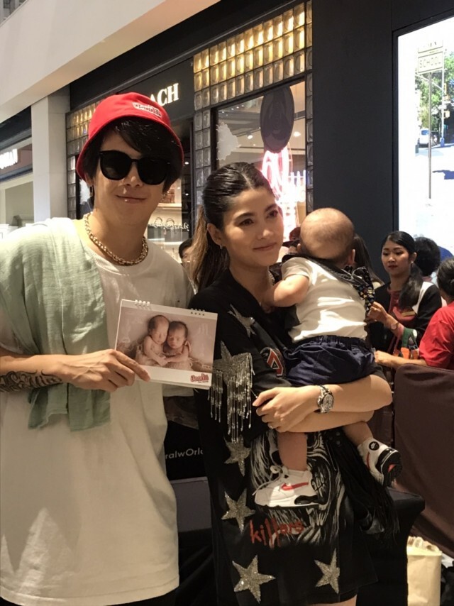 "ป๊อก-มาร์กี้" อุ้มลูกแฝดถ่ายปฏิทินนำเงินทำบุญ พร้อมเปิดรอยสักแทนใจที่ต้องทนเจ็บปวดถึง 9 ชั่วโมงเต็ม