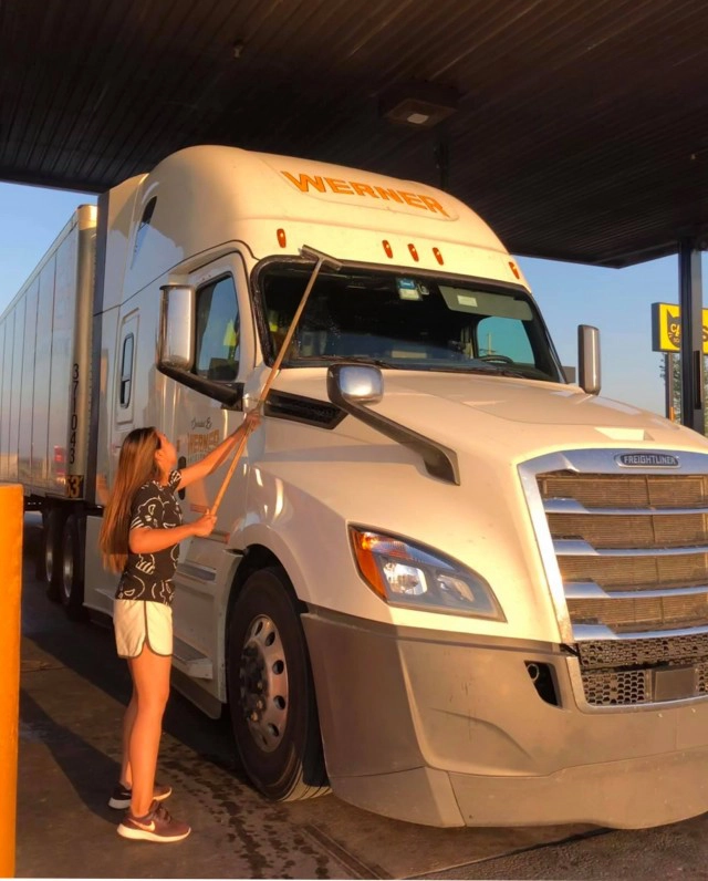 สาวร้อยเอ็ดสุดแกร่ง ขับรถส่งของทั่วอเมริกา ทำรายได้เกือบล้านต่อเดือน