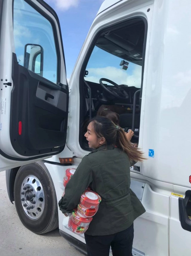 สาวร้อยเอ็ดสุดแกร่ง ขับรถส่งของทั่วอเมริกา ทำรายได้เกือบล้านต่อเดือน