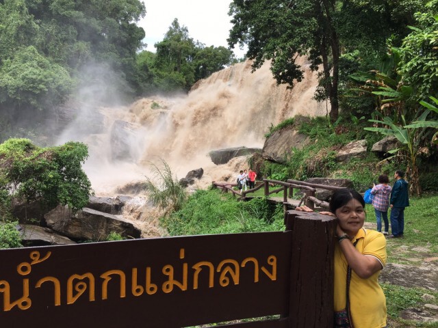 ฝนตกหนักทำน้ำหลากลงน้ำตกบนดอยอินทนนท์