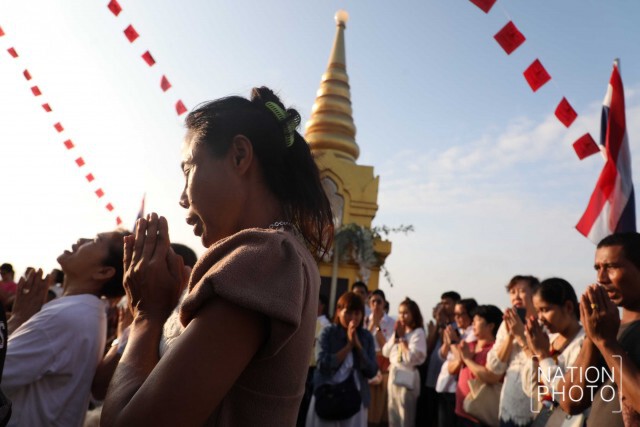 พุทธศาสนิกชนร่วมพิธีอัญเชิญผ้าแดงห่มองค์พระบรมบรรพต "ภูเขาทอง"