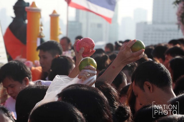 พุทธศาสนิกชนร่วมพิธีอัญเชิญผ้าแดงห่มองค์พระบรมบรรพต "ภูเขาทอง"