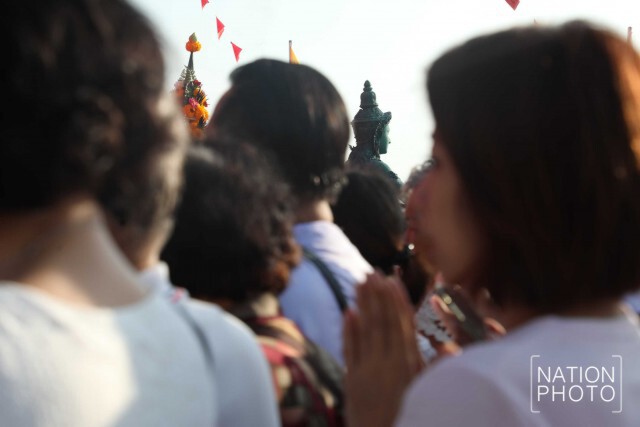 พุทธศาสนิกชนร่วมพิธีอัญเชิญผ้าแดงห่มองค์พระบรมบรรพต "ภูเขาทอง"