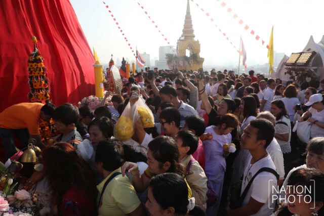 พุทธศาสนิกชนร่วมพิธีอัญเชิญผ้าแดงห่มองค์พระบรมบรรพต "ภูเขาทอง"