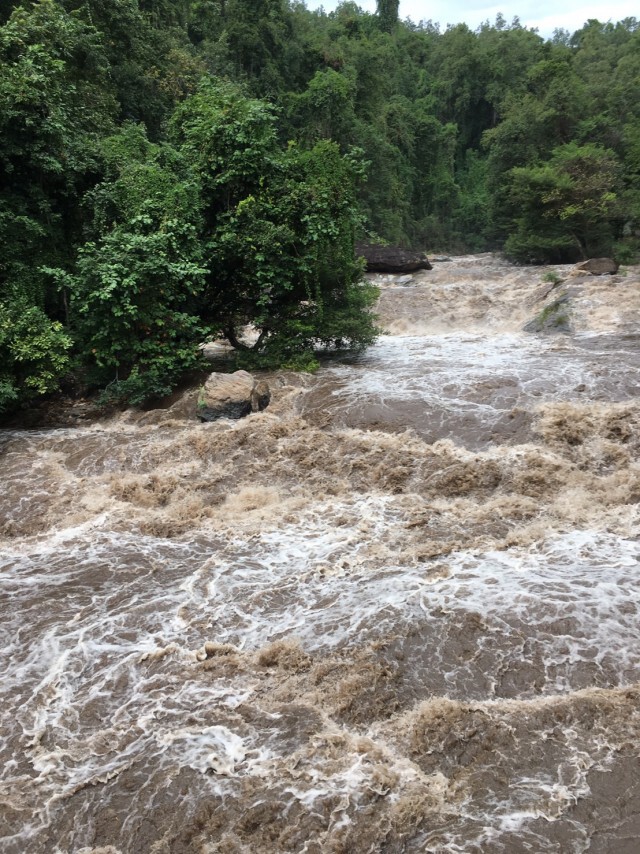 ฝนตกหนักทำน้ำหลากลงน้ำตกบนดอยอินทนนท์