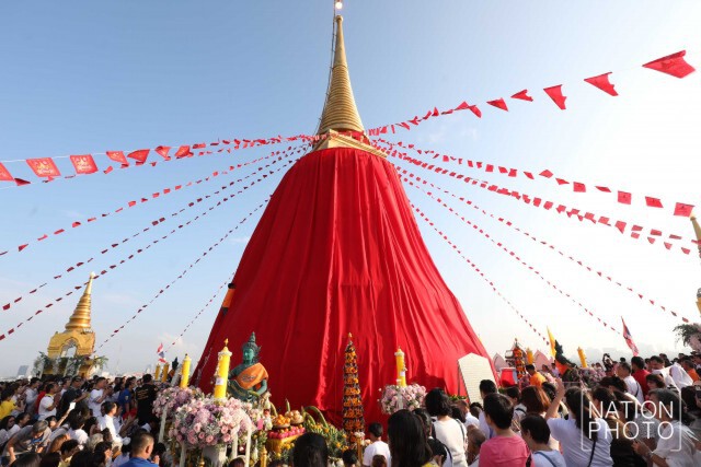 พุทธศาสนิกชนร่วมพิธีอัญเชิญผ้าแดงห่มองค์พระบรมบรรพต "ภูเขาทอง"
