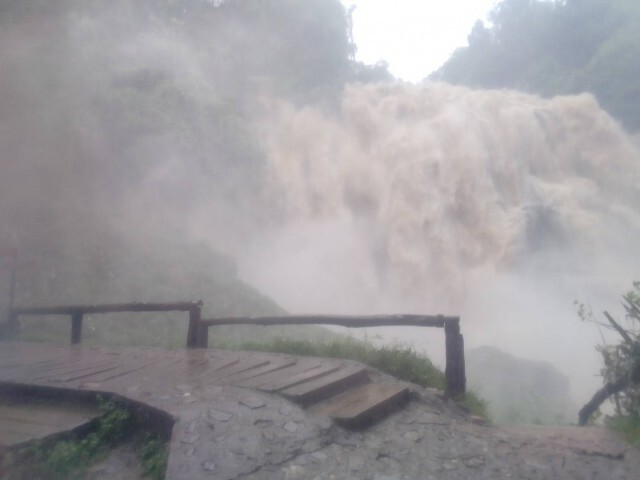 ฝนตกหนักทำน้ำหลากลงน้ำตกบนดอยอินทนนท์