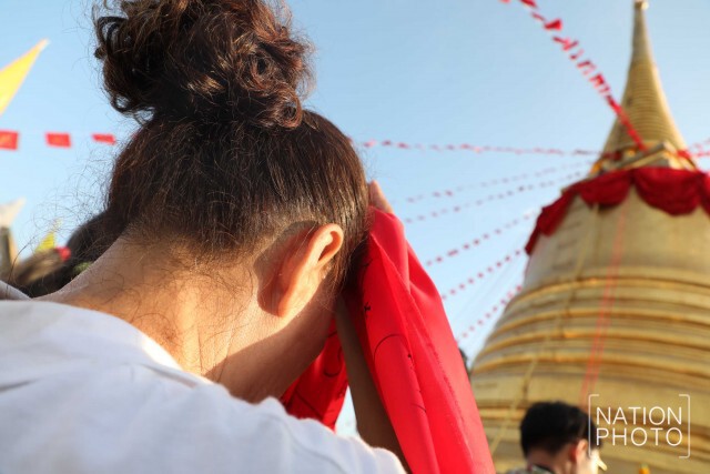 พุทธศาสนิกชนร่วมพิธีอัญเชิญผ้าแดงห่มองค์พระบรมบรรพต "ภูเขาทอง"