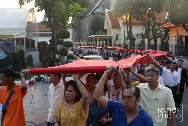 พุทธศาสนิกชนร่วมพิธีอัญเชิญผ้าแดงห่มองค์พระบรมบรรพต "ภูเขาทอง"