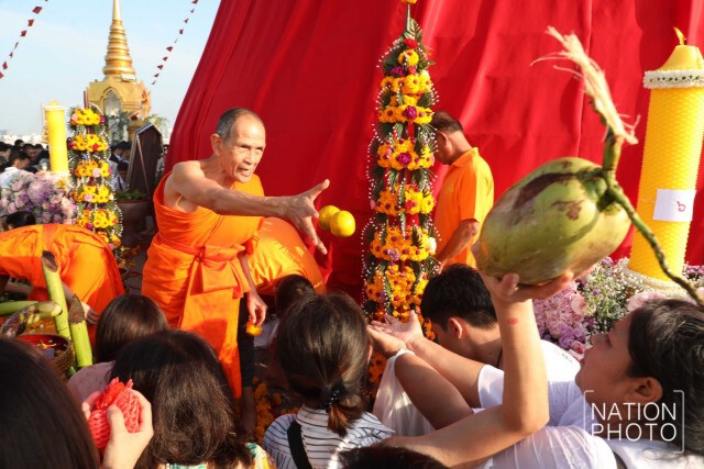 พุทธศาสนิกชนร่วมพิธีอัญเชิญผ้าแดงห่มองค์พระบรมบรรพต "ภูเขาทอง"