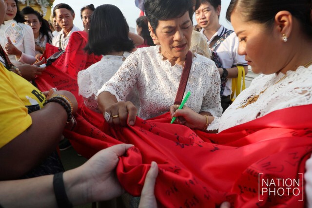 พุทธศาสนิกชนร่วมพิธีอัญเชิญผ้าแดงห่มองค์พระบรมบรรพต "ภูเขาทอง"