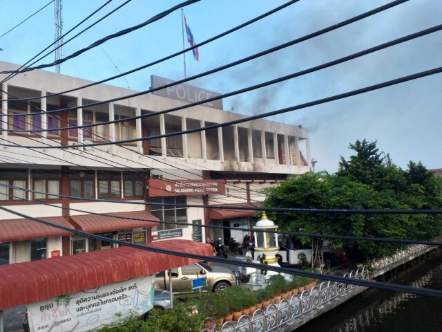 ไฟไหม้โรงพักศาลาแดง ตร.พาผู้ต้องหาหนีไฟจ้าละหวั่น
