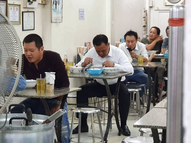 "เสี่ยหนู" โพสต์ นั่งกินข้าวต้ม "ไม่ได้คิดสร้างภาพ"